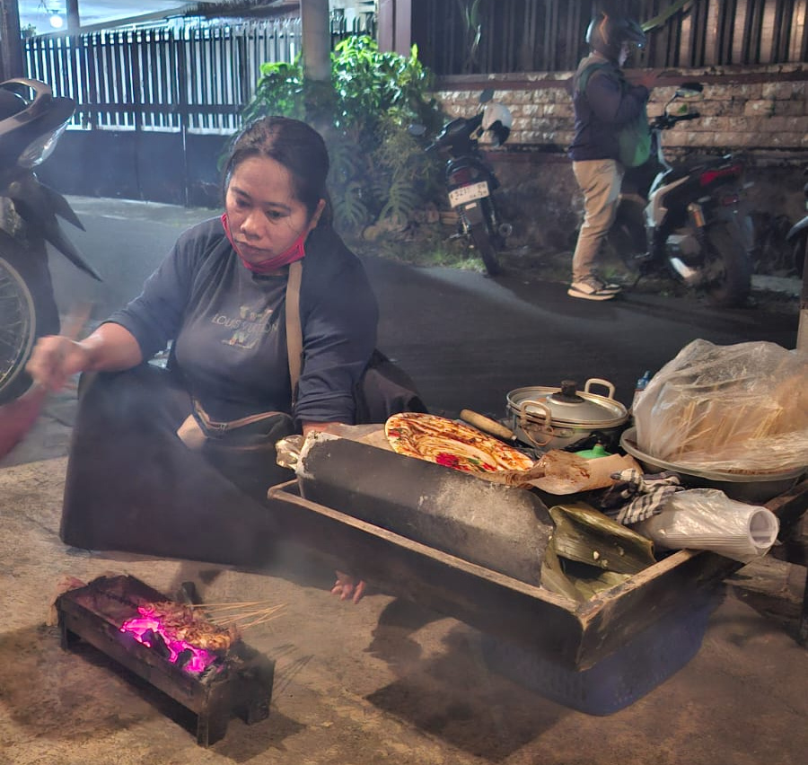 Yuli, Penjaja Sate Menyunggi yang Bertahan di Tengah Modernisasi Kota Batu