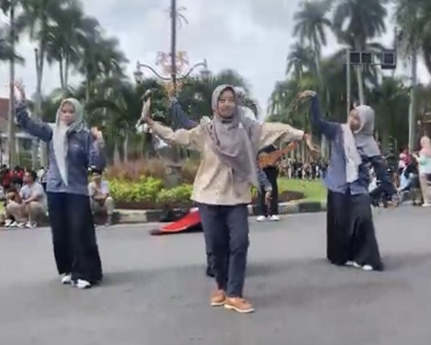 Pelajar MAN 1 Malang Nyalakan Semangat Pahlawan di Car Free Day