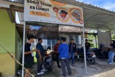 Polisi memeriksa korban dan olah tkp pencurian gerobak kontainer yang terekam kamera pengawas atau cctv di simpang empat Kandangan, Srengat, Blitar. (Novianto, tagarjatim.id)