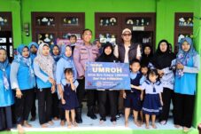 Guru Honorer di Lamongan Dapat Hadiah Umroh Setelah 15 Tahun Mengabdi dengan Gaji Rp 50 Ribu per Bulan