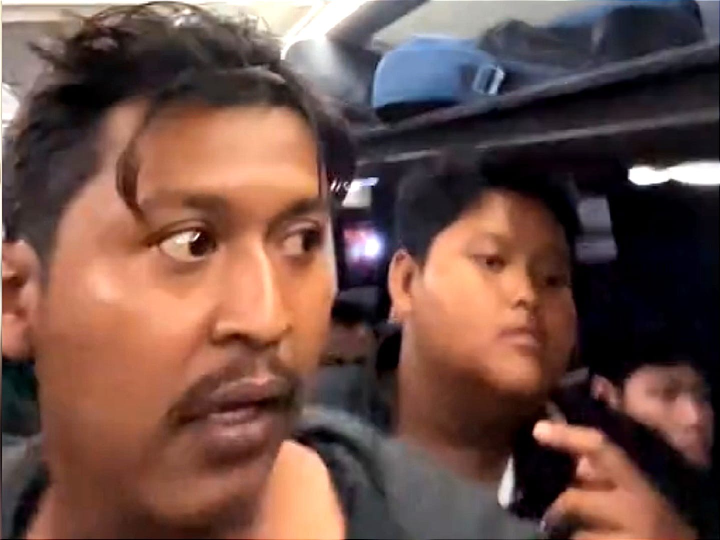 Pria Diduga ODGJ, Buat Keributan di Dalam Bus