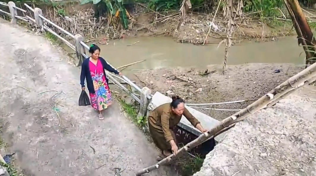 Jembatan Penghubung Lamongan Bojonegoro di Desa Talunrejo Ambruk