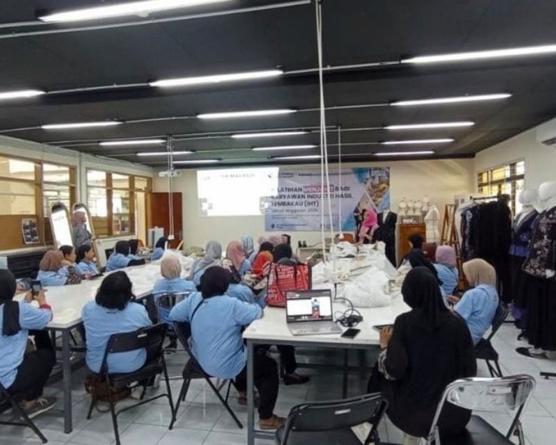 Suasana pelatihan menjahit yang digelar Diskopindag Kota Malang (Istimewa)