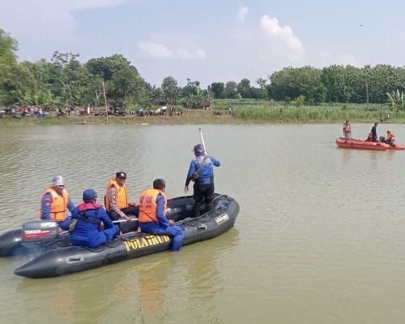 Polsek Solokuro Bersama Tim SAR Lakukan Pencarian Orang Tenggelam di Waduk Penguripan Takerharjo (Sapari/ Tagarjatim.id)