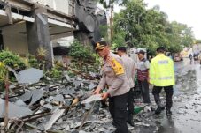 Angin Kencang Porak-porandakan Pohon dan Bangunan di Sejumlah Titik di Kota Lamongan 2 6de29b43 b2f6 4e22 84b2 aff875f9d979