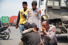 Ibu Tambal Ban Keliling di Surabaya Terima Hadiah Umroh dan Modal Usaha 5 6ee007a9 c36f 4f01 a108 1c0d4a3a1474