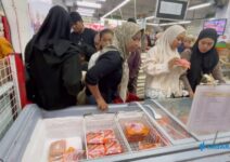 Malam Pergantian Tahun, Warga Jombang Ramai Buru Frozen Food