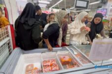 Malam Pergantian Tahun, Warga Jombang Ramai Buru Frozen Food