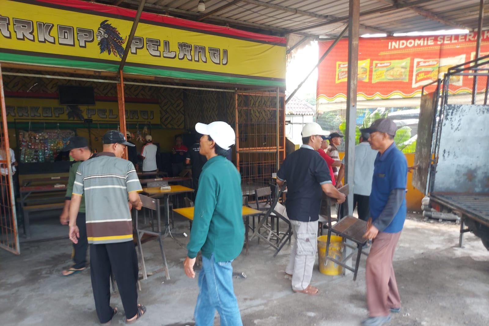 Bangunan Liar di Lahan Irigasi Sadang Dibongkar, Pemilik Warkop Pelangi Sempat Menolak 1 IMG 20251201 WA0082