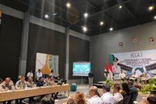 Wali Kota Batu Nurochman bersama Kasat Lantas Polres Batu AKP Kevin Ibrahim dan Kadishub Hendry Suseno saat memimpin Rakor FLLAJ Tahap IV terkait kesiapan transportasi Nataru 2025/2026 di Hotel Horison, Kota Batu, Rabu (3/12/2025). (Moch. Firman/Tagarjatim.id)