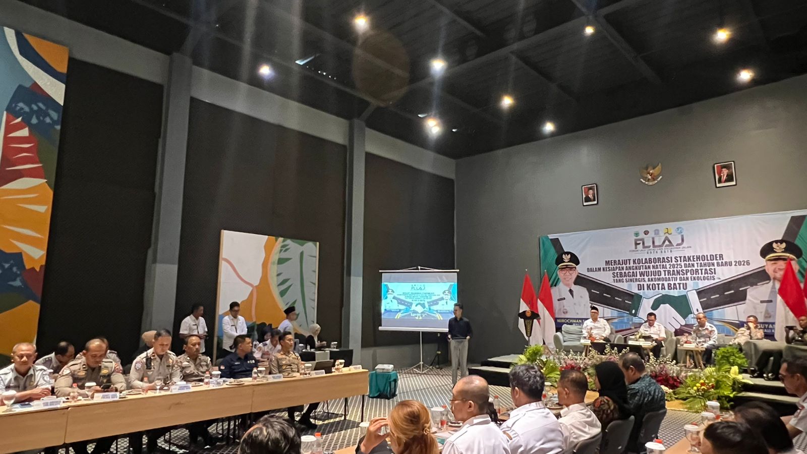 Wali Kota Batu Nurochman bersama Kasat Lantas Polres Batu AKP Kevin Ibrahim dan Kadishub Hendry Suseno saat memimpin Rakor FLLAJ Tahap IV terkait kesiapan transportasi Nataru 2025/2026 di Hotel Horison, Kota Batu, Rabu (3/12/2025). (Moch. Firman/Tagarjatim.id)