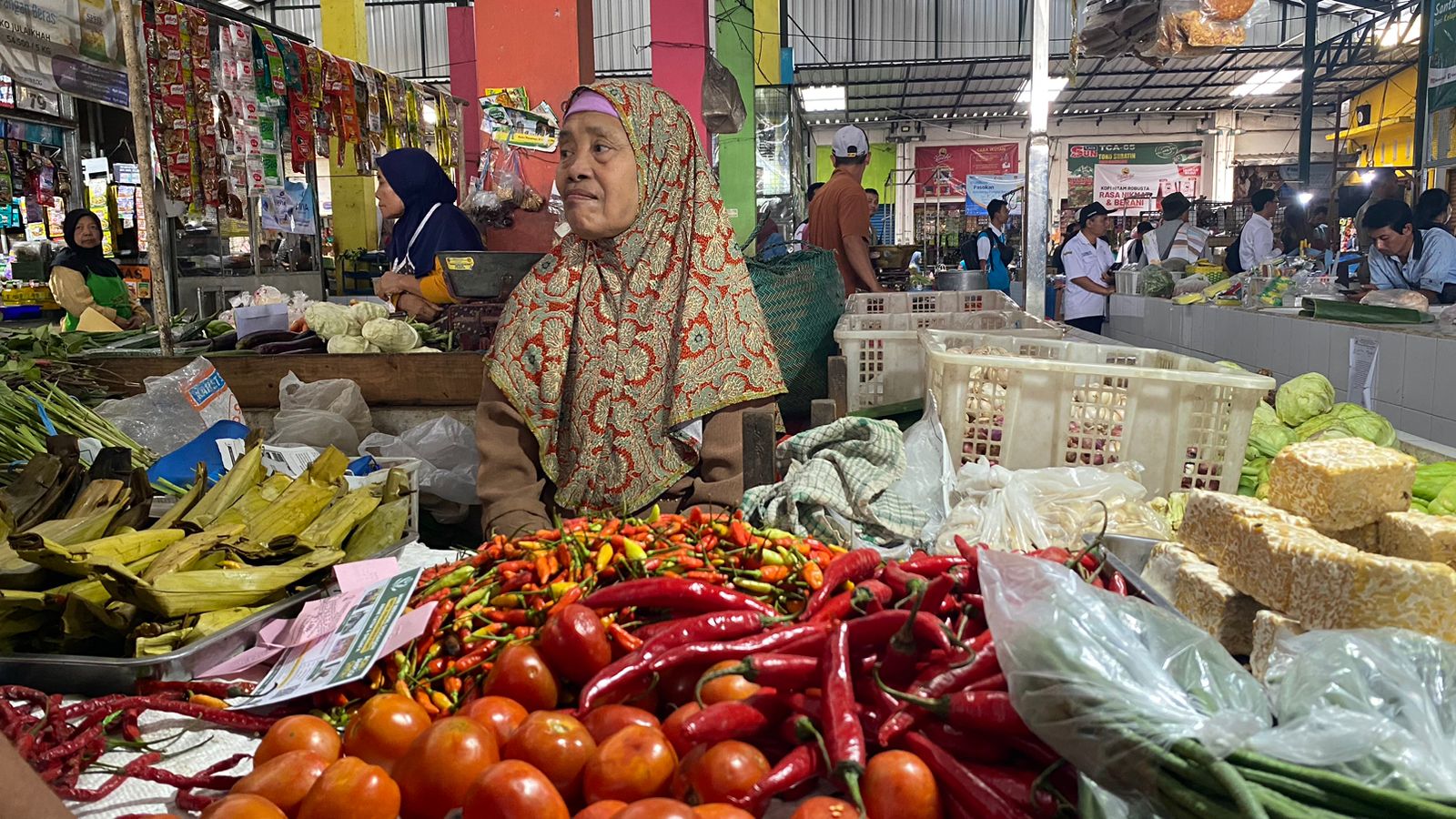 Pedagang Pasar Gadang Lama Keluhkan Pasar Sepi Pembeli Ketika Harga Cabai Merangkak Naik Jelang Nataru (Tagarjatim.id/ Puput Hajarani)