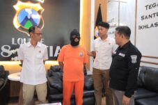 Pelaku penganiayaan anak di bawah umur diciduk Satreskrim Polres Magetan, Rabu (3/12/2025). (Alfi Sulton Azizi/Tagarjatim.id)