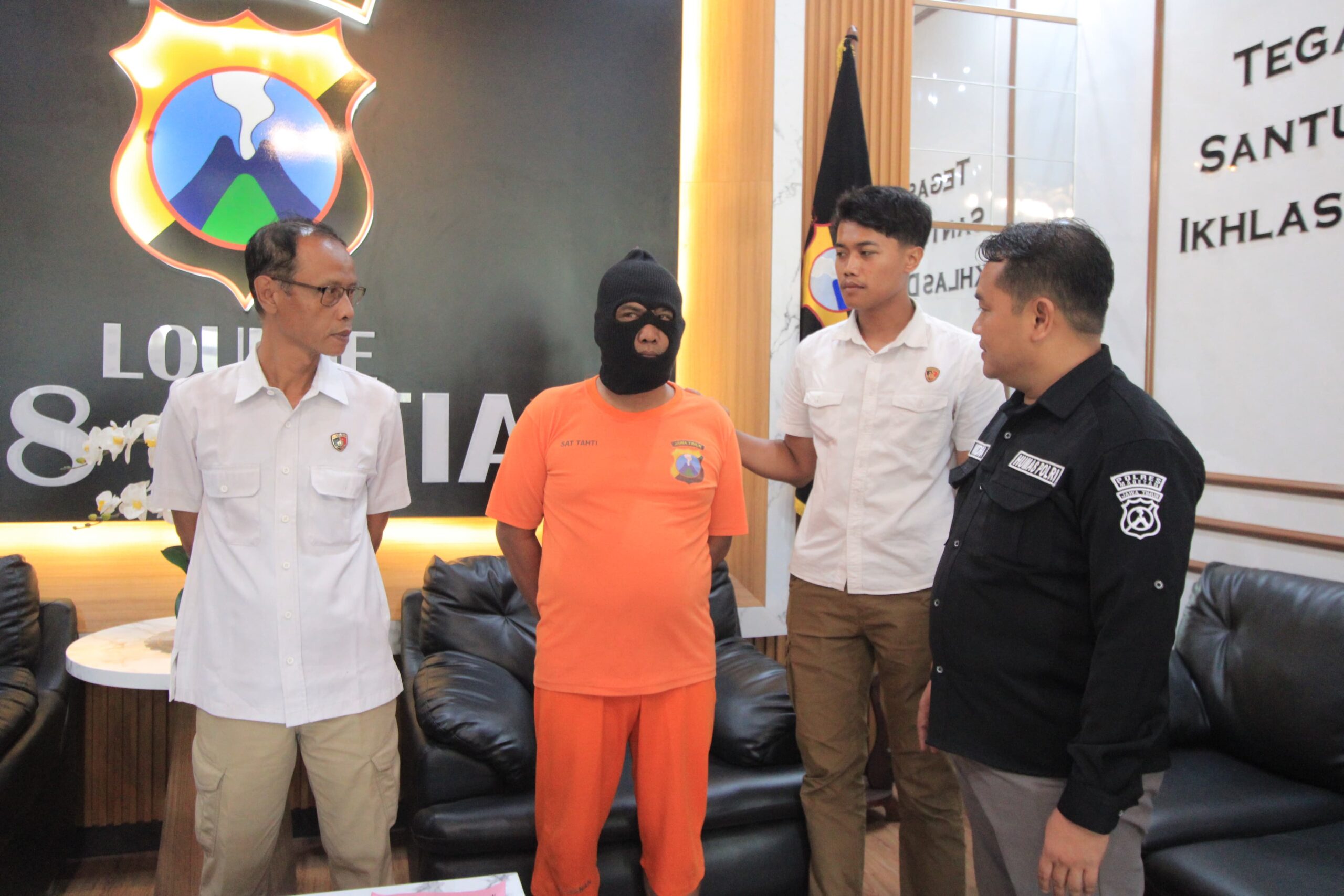 Pelaku penganiayaan anak di bawah umur diciduk Satreskrim Polres Magetan, Rabu (3/12/2025). (Alfi Sulton Azizi/Tagarjatim.id)