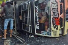 Hindari Tabrakan, Pickup Bermuatan Terguling di Exit Tol Waru 8 IMG 20251208 WA0029