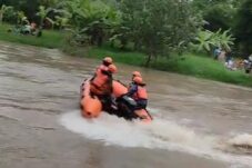 Pencarian Hari Ketiga Remaja Tenggelam di Sungai Mas Diperluas hingga 12 Kilometer 7 IMG 20251208 WA0030