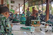 Plafon Ambruk, Siswa SDN Kedungsugo 1 Belajar di Perpustakaan hingga Teras Kelas 12 IMG 20251211 WA0071