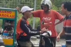 Viral Video Interogasi Penjual Bakso di Krian, Warga Resah 8 IMG 20251212 WA0108
