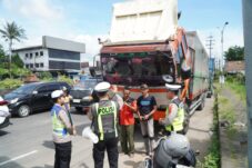 Jelang Tahun Baru, Polres Malang Batasi Truk Sumbu Tiga di Jalur Strategis 13 IMG 20251227 WA0035