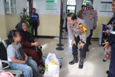 Pantau Arus Nataru, Kapolres Magetan Patroli Dialogis dan Sapa Masyarakat di Stasiun 6 IMG 20251228 WA0047