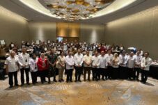 Wali Kota Malang dan Ketua PMI Kota Malang bersama 78 pendonor lestari saat penyerahan penghargaan donor darah sukarela ke 50 kali, Rabu (10/12/2025) (A.Malik/ Tagarjatim.id)