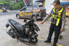 Tabrak Lari Sedan vs Motor di Balongbendo, Pengendara Luka Berat 3 IMG 20251213 182138