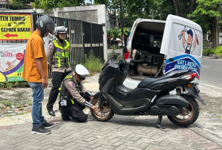 Polres Gresik Terjunkan Mobil Bengkel Keliling Antisipasi Kendaraan Mogok Saat Nataru 3 IMG 20251221 200852