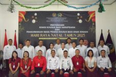 Caption:Penyerahan remisi pihak lapas ke warga binaan Gereja Filadelfia Lapas Kelas IIB Lamongan, Kamis (25/12/2025).(Sapari/ Tagarjatim.id)