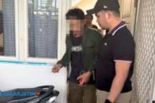 Viral Aksi Brutal Penagih Hutang Bank Plecit di Gresik, Jari Tangan Korban Nyaris Patah 20 Viral Aksi Brutal Penagih Hutang Bank Plecit di Gresik, Jari Tangan Korban Nyaris Patah