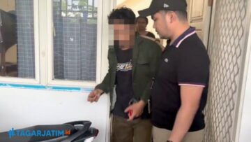 Viral Aksi Brutal Penagih Hutang Bank Plecit di Gresik, Jari Tangan Korban Nyaris Patah 6 Viral Aksi Brutal Penagih Hutang Bank Plecit di Gresik, Jari Tangan Korban Nyaris Patah