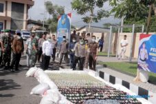 Polres Blitar Musnahkan Ribuan Botol Miras dan Puluhan Knalpot Brong Jelang Malam Tahun Baru 21 Polres Blitar Musnahkan Ribuan Botol Miras dan Puluhan Knalpot Brong Jelang Malam Tahun Baru