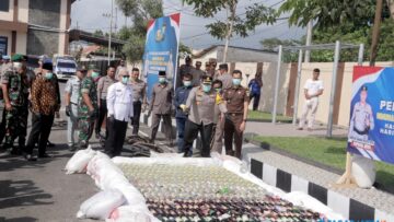 Polres Blitar Musnahkan Ribuan Botol Miras dan Puluhan Knalpot Brong Jelang Malam Tahun Baru 7 Polres Blitar Musnahkan Ribuan Botol Miras dan Puluhan Knalpot Brong Jelang Malam Tahun Baru