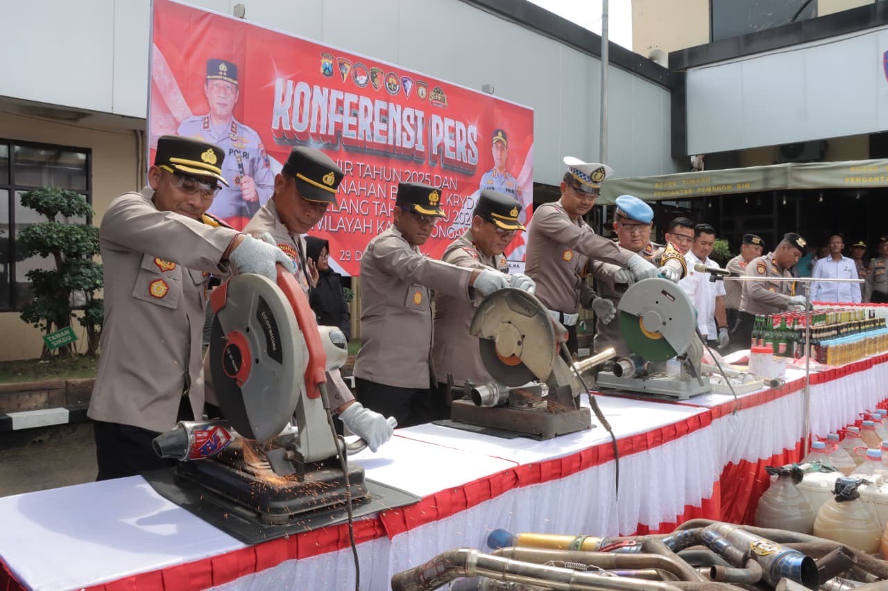 Petugas menunjukkan barang bukti hasil operasi saat rilis akhir tahun di Polres Lamongan (Sapari/ Tagarjatim.id)