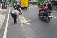 Antisipasi Kecelakaan, Satlantas Polres Blitar Kota Beri Tanda Jalan Berlubang