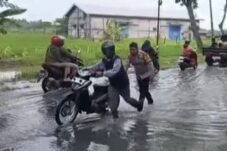 Air Irigasi Meluber ke Jalan, Polsek Sukodadi Turun Tangan Atur Lalu Lintas 2 08df1129 613c 4bb9 ae87 b9d4110a0af6