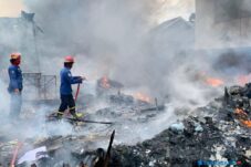 Gudang Rongsokan di Sukodono Sidoarjo Hangus Dilalap Api 19 Gudang Rongsokan di Sukodono Sidoarjo Hangus Dilalap Api