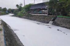 Busa Kembali Muncul di Sungai Bono Sidoarjo, DLHK Masih Tunggu Hasil Uji Laboratorium