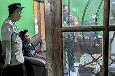 Capt : Tersangka M saat diamankan oleh warga, Doc Rabu (07/01/2026). (Robi/ Tagarjatim.id)
