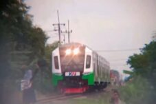Viral Seorang Anak Hadang Kereta Api di Sidoarjo 11 30cf7c15 3472 41ee 87a7 70ae983b9423