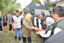 Gubernur Jatim dan Bupati Lamongan Beri Bantuan Korban Banjir Laladan 10 57efdc9d 72dc 456f 89b8 38c0920e8f76
