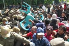 Ricuh Pembongkaran Tembok Perumahan di Sidoarjo, Warga Alami Luka-luka