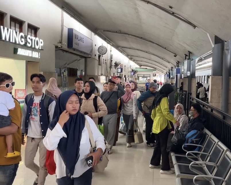 Dampak Gempa Pacitan, Perjalanan Kereta di Stasiun Malang Sempat Dihentikan Sementara 7 Dampak Gempa Pacitan, Perjalanan Kereta di Stasiun Malang Sempat Dihentikan Sementara