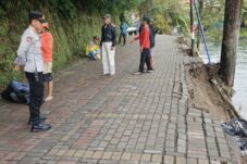 Talud Telaga Sarangan Magetan Longsor, Polisi dan BPBD Evakuasi Korban serta 7 Motor 15 934fb2cb 792f 4efa bcf4 3cee85ed7831
