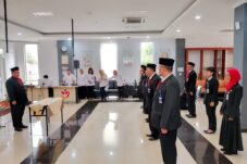 Direktur RSUD Karsa Husada Batu dr. Muhamad Rizal melantik dan mengambil sumpah pejabat administratif serta ketua tim kerja di lingkungan RSUD Karsa Husada Batu, Rabu (7/1/2026), sebagai langkah penguatan layanan dan akselerasi medical tourism di Kota Batu. (Moch. Firman/Tagarjatim.id)