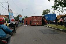 Truk Trailer Terguling di TL Balongbendo, Pengendara Motor Tewas Tertimpa Boks Peti Kemas 5 IMG 20260114 WA0057