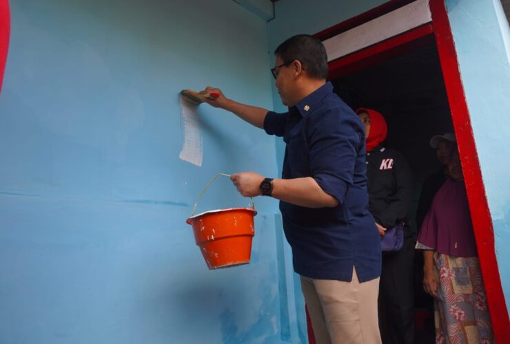 Ahmad Basarah Hadiri Program Bedah Rumah Lansia PDI Perjuangan di Kota Batu