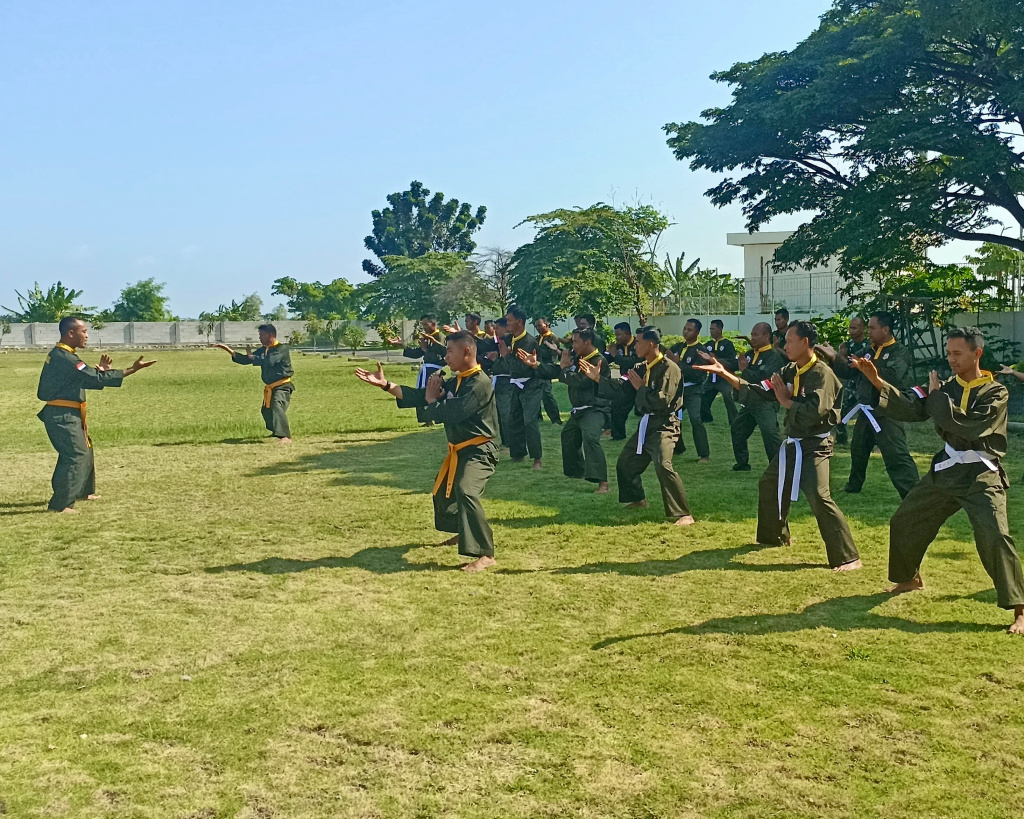 Tingkatkan Kemampuan Beladiri, Prajurit Kodim 0812/Lamongan Intensifkan Latihan Pencak Silat Militer
