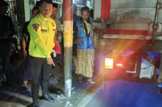 Tabrak Tiang Hingga Terpental, Pengendara Motor Tewas Terlindas Truk