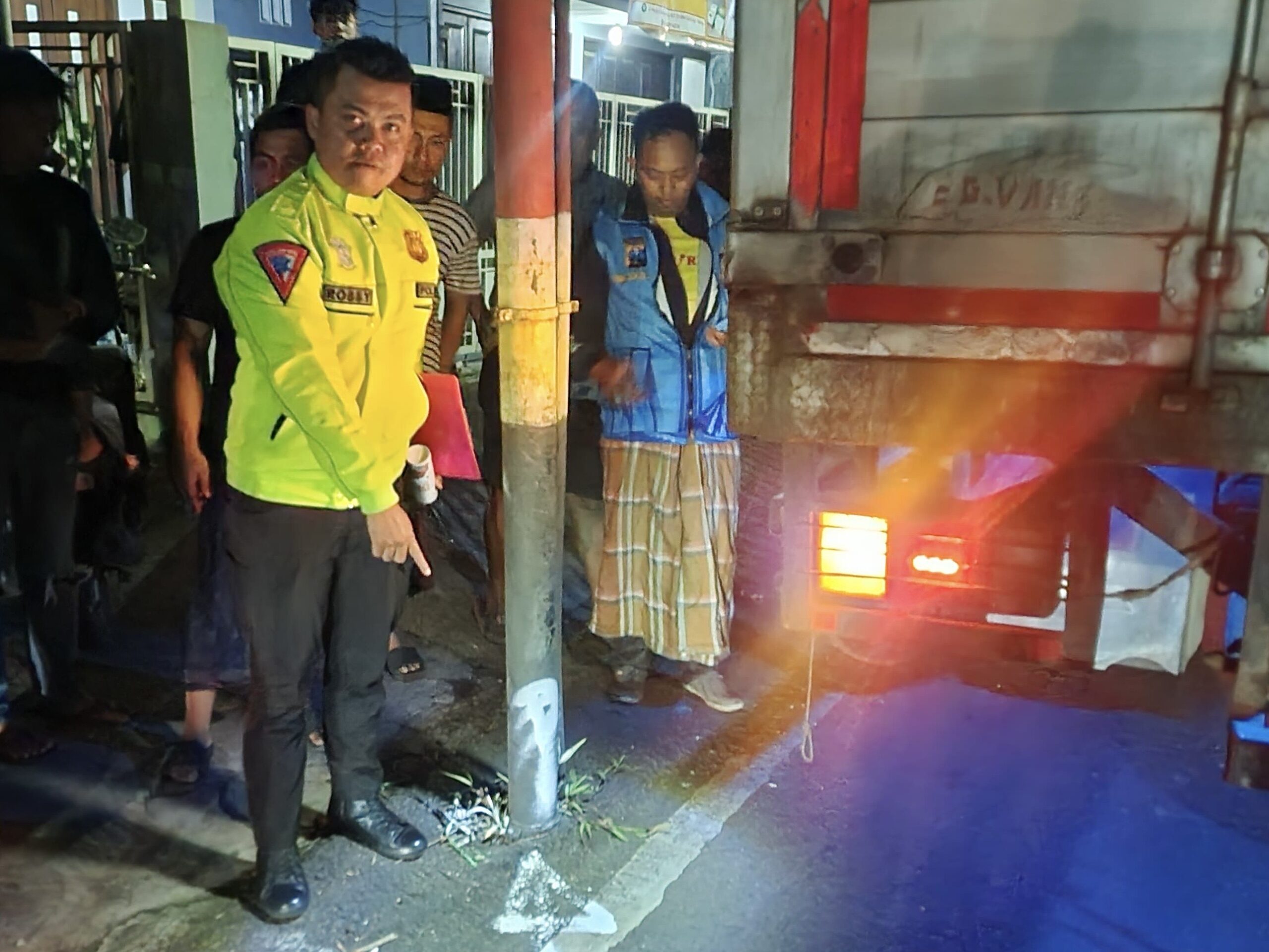 Tabrak Tiang Hingga Terpental, Pengendara Motor Tewas Terlindas Truk 10 Tabrak Tiang Hingga Terpental, Pengendara Motor Tewas Terlindas Truk