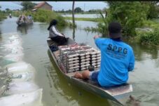 Petugas SPPG di Lamongan Distribusikan MBG Menggunakan Perahu Akibat Banjir 8 ad0de326 4fb7 4587 91ea 0923d1fafcf9